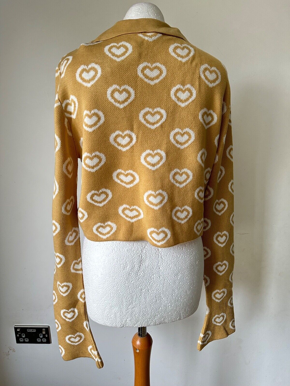 Ex. Boohoo Knitted Heart Cropped Cardigan Size XL Camel