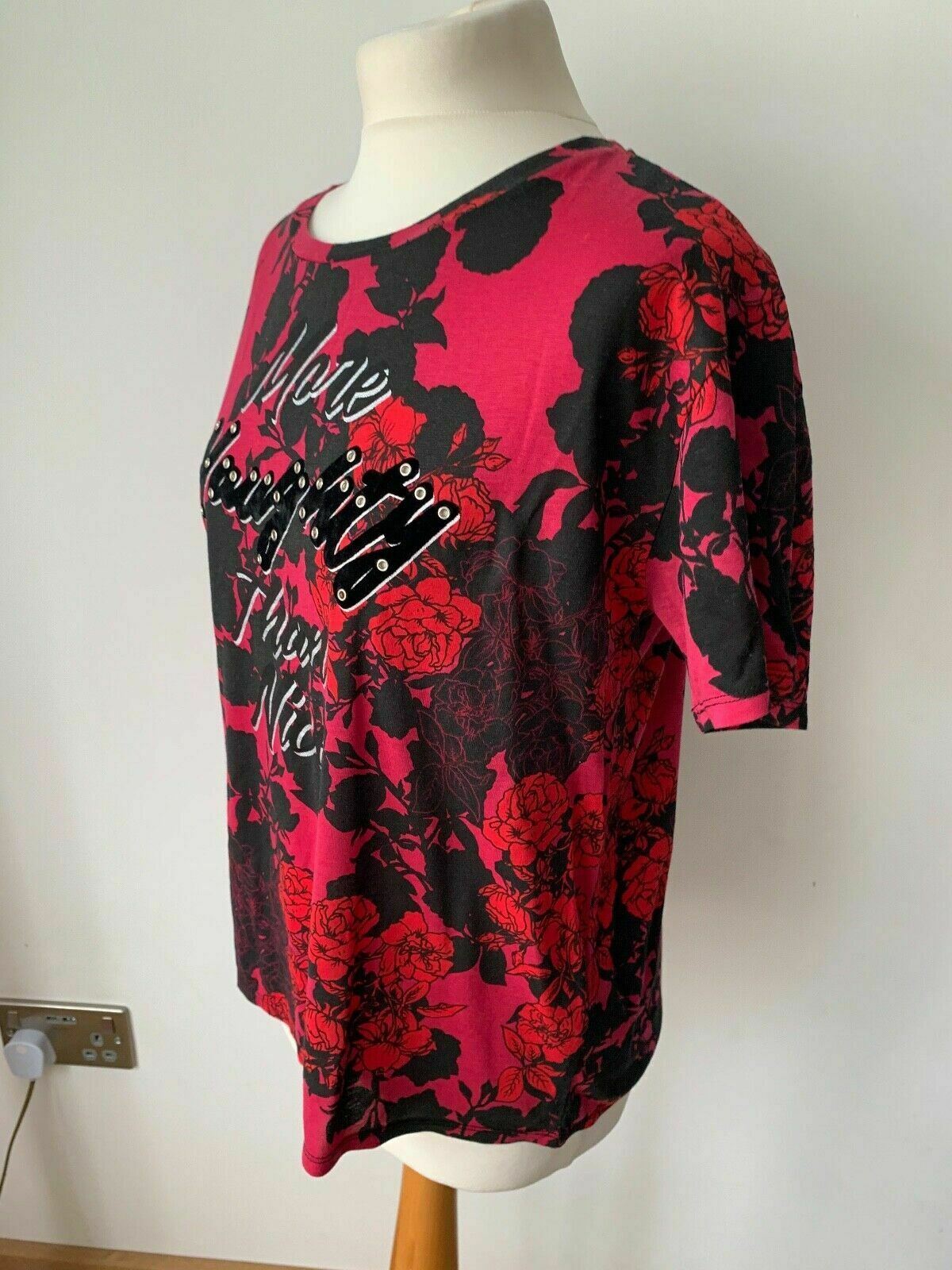 Guess Red Black Roses T-Shirt Slogan Size 8 (M) - Beagle Boutique Fashion Outlet