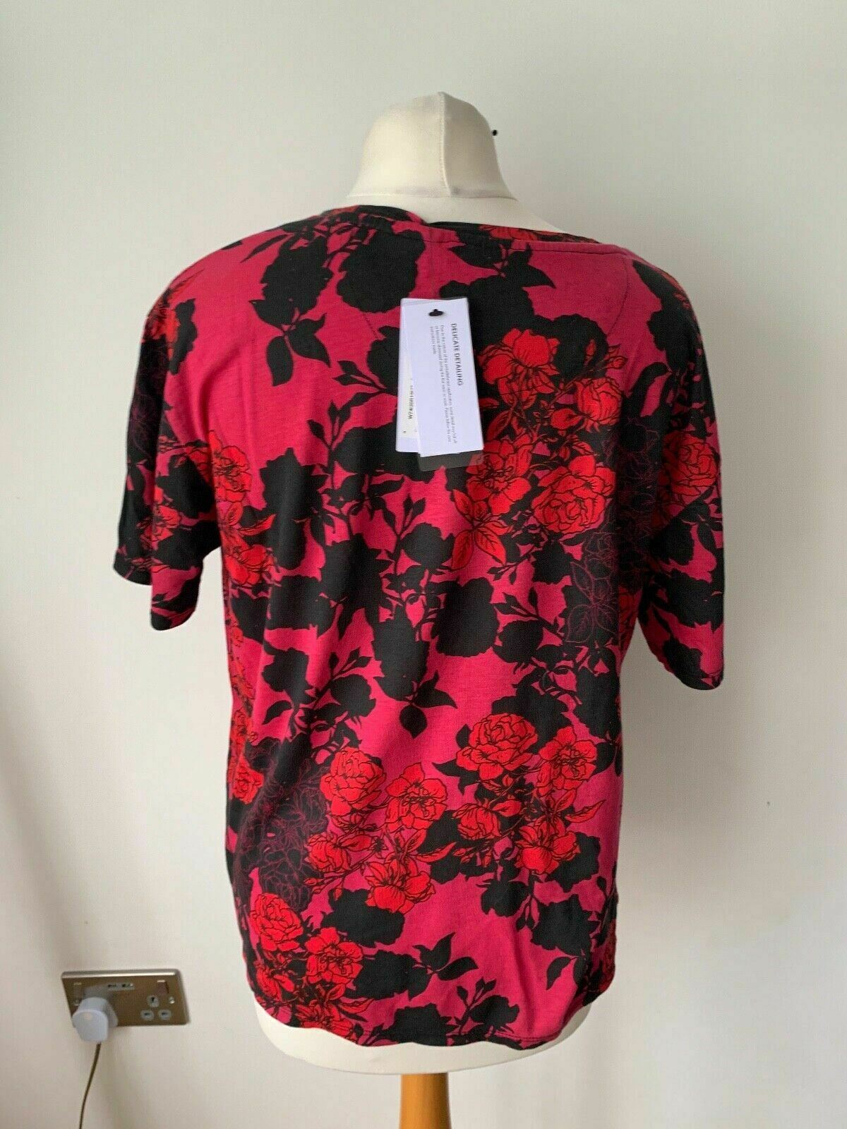 Guess Red Black Roses T-Shirt Slogan Size 8 (M) - Beagle Boutique Fashion Outlet