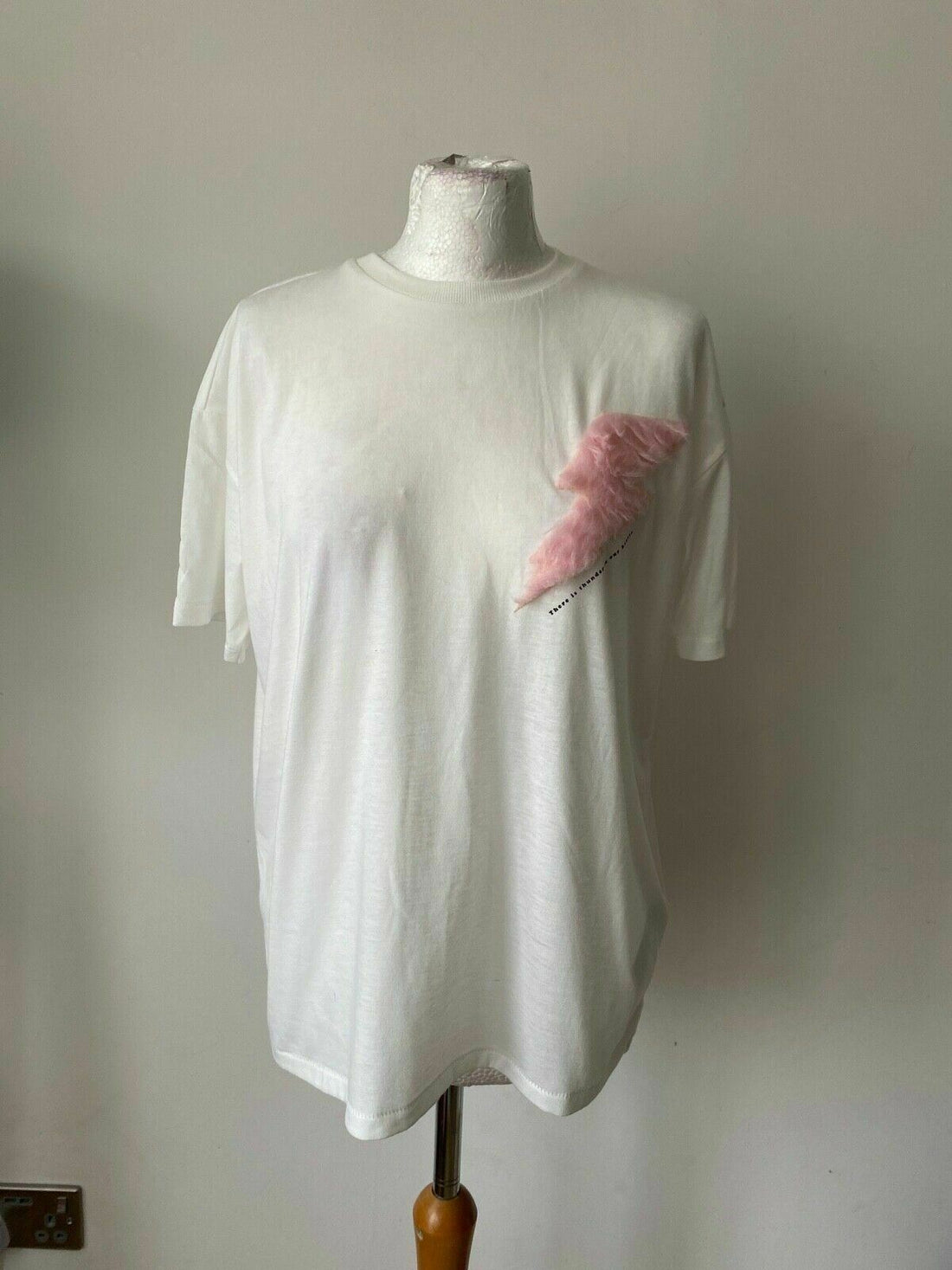 ONLY White T-Shirt With Pink Furry Lightning Box Motif Size M Pit to Pit 21" - Beagle Boutique Fashion Outlet