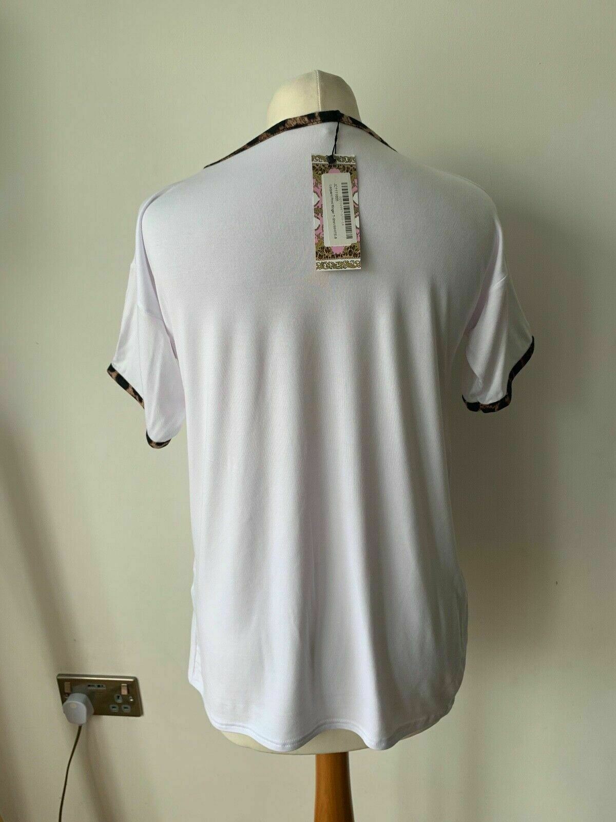 Boohoo White T-shirt with leopard print trim Size 8