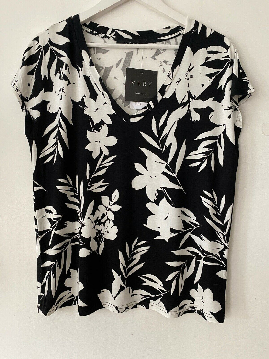 Very Black White T-Shirt Size 10 - Beagle Boutique Fashion Outlet